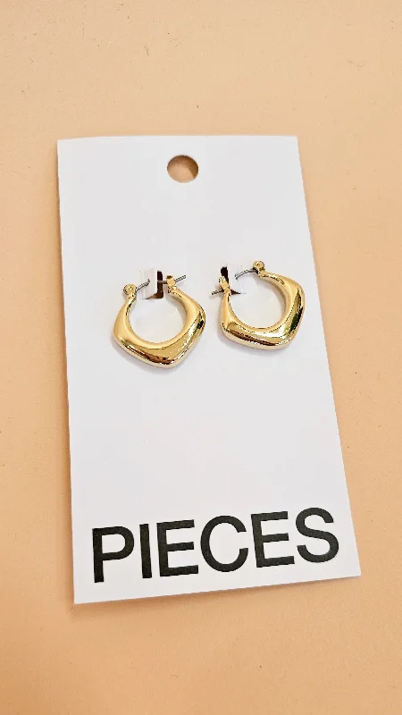 Finila D Gold Earrings